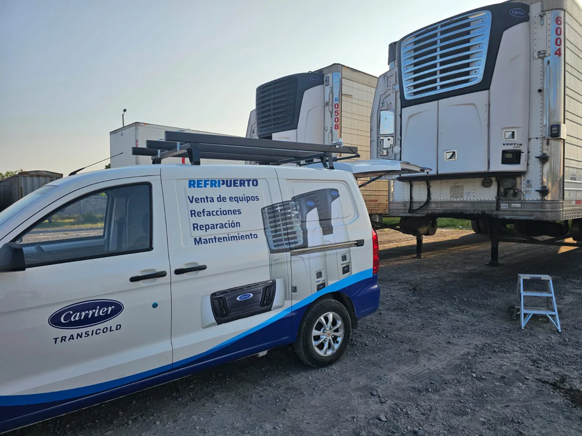 Camioneta de La empresa Refripuerto dando servicio fuera de la ciudad.