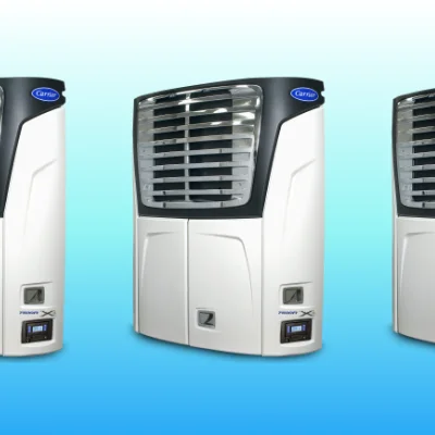 camion refrigerado viajando bajo la lluvia.