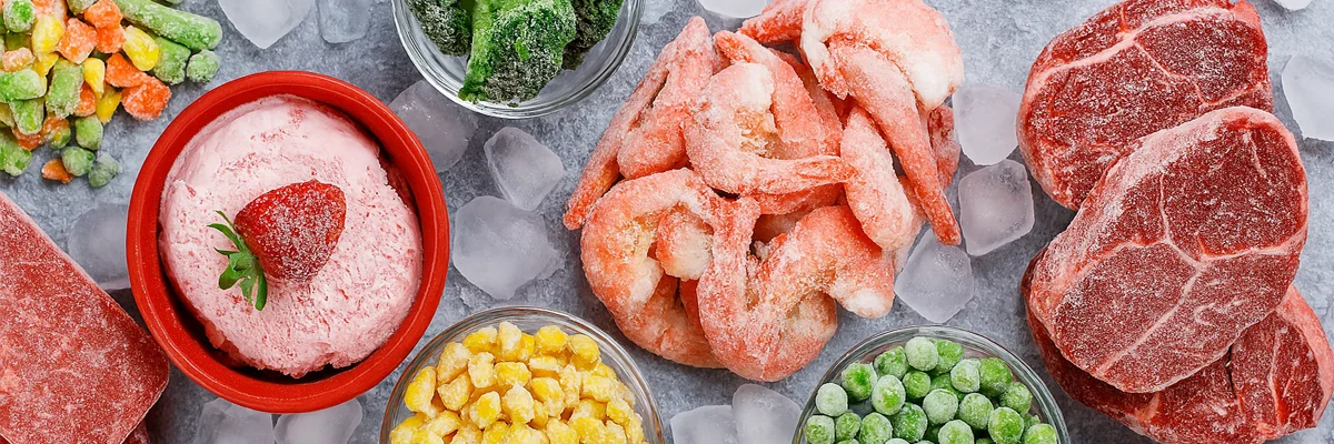 Productos alimenticios congelados sobre hielo triturado.