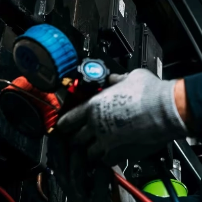 camion refrigerado viajando bajo la lluvia.