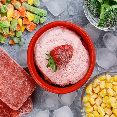 camion refrigerado viajando bajo la lluvia.